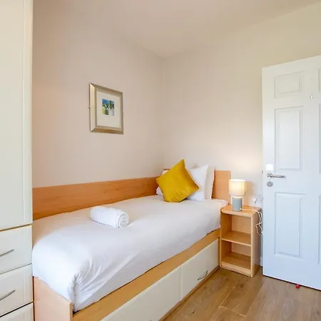 Holiday home 102 - Bright & Spacious Townhouse *