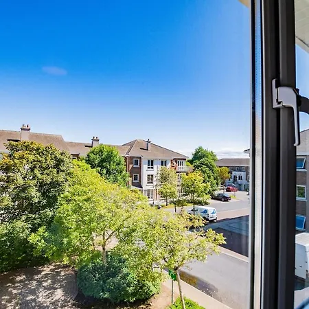 Holiday home 102 - Bright & Spacious Townhouse