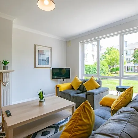 102 - Bright & Spacious Townhouse